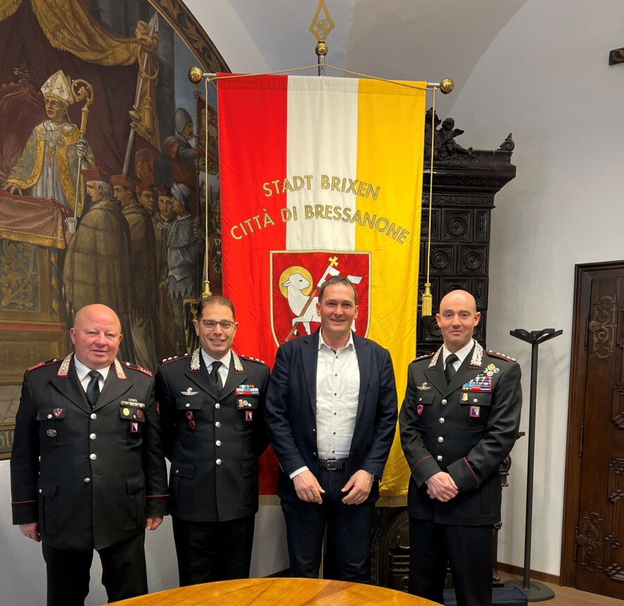 Bürgermeister Jungmann im Austausch mit den Carabinieri