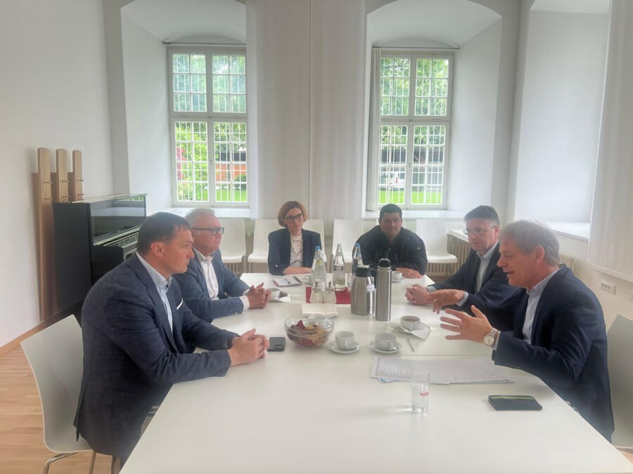 Erstes Austauschtreffen zwischen Gemeinde und Philosphisch-Theologischer Hochschule 