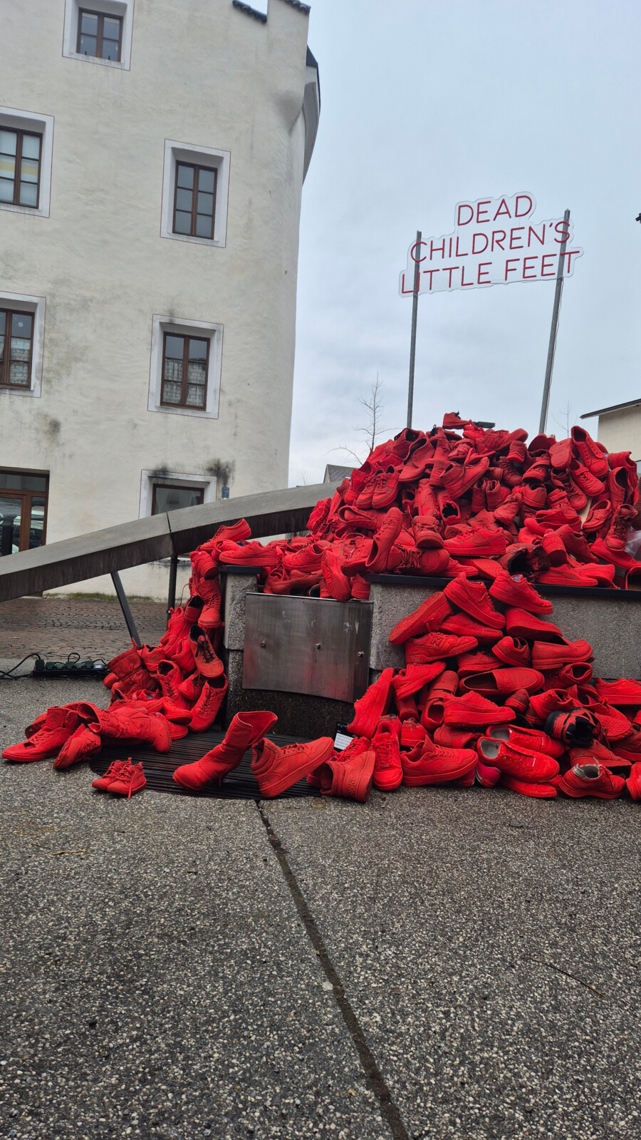 Bressanone celebra la Giornata della Memoria con l’installazione collettiva “Scarpette Rosse” nell’80° anniversario dalla fine della Seconda Guerra Mondiale