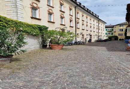 Bessere Beleuchtung und schnelleres Internet – öffentliche Arbeiten in der Elvaser Straße und in der Hofgasse