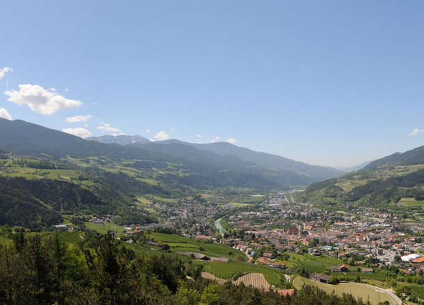 Nuova fermata del bus, area di inversione e parcheggio pubblico per Millan-via Platsch