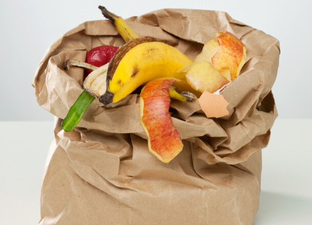 Consegna a domicilio dei sacchetti in carta per la raccolta dei rifiuti organici a Bressanone