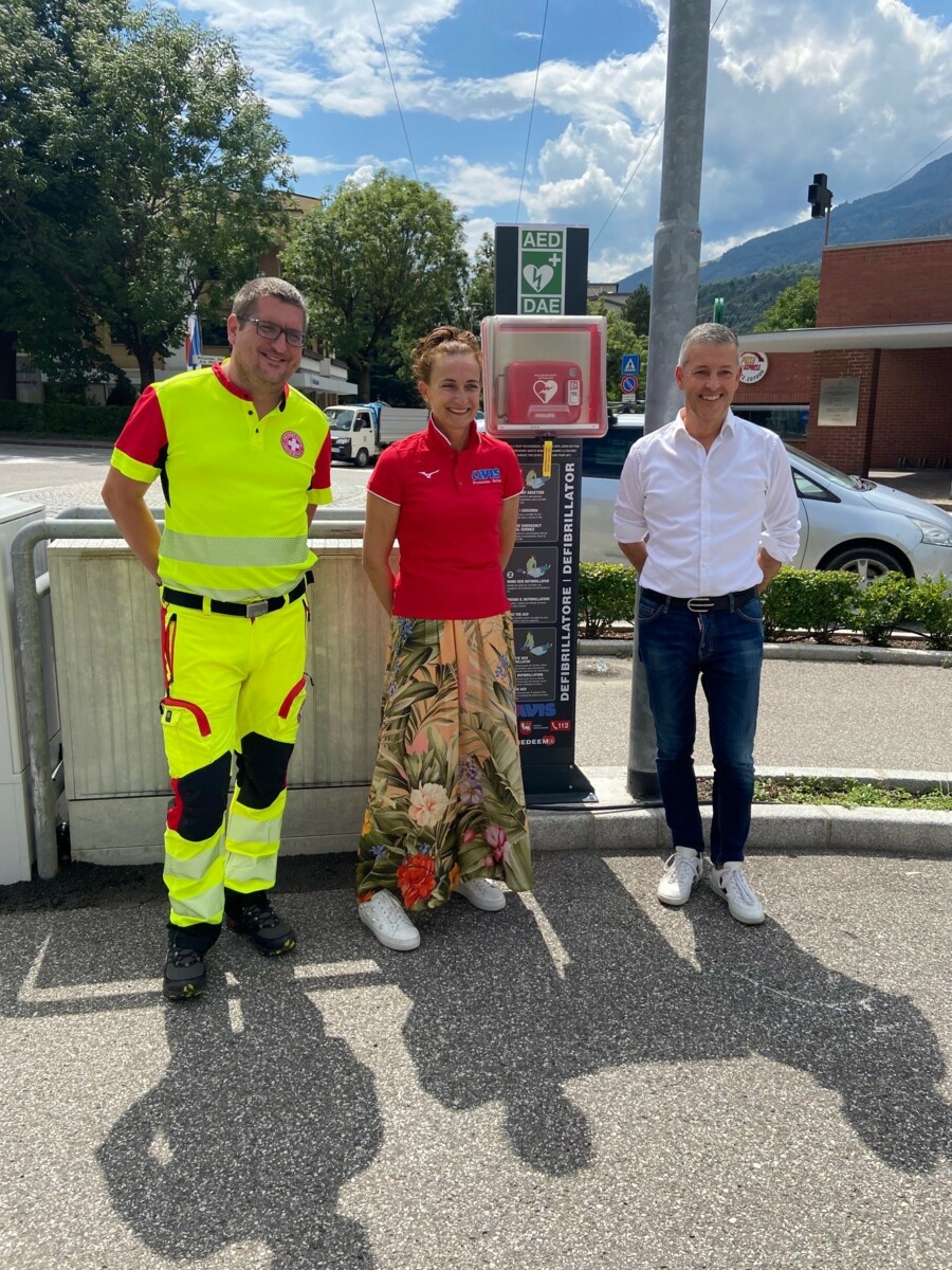 L’associazione AVIS e la Croce Bianca consegnano il secondo defibrillatore al comune di Bressanone