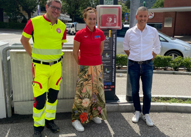 L’associazione AVIS e la Croce Bianca consegnano il secondo defibrillatore al comune di Bressanone