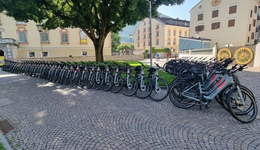 Mobilità sostenibile a Bressanone: consegnate 65 nuove e-bike