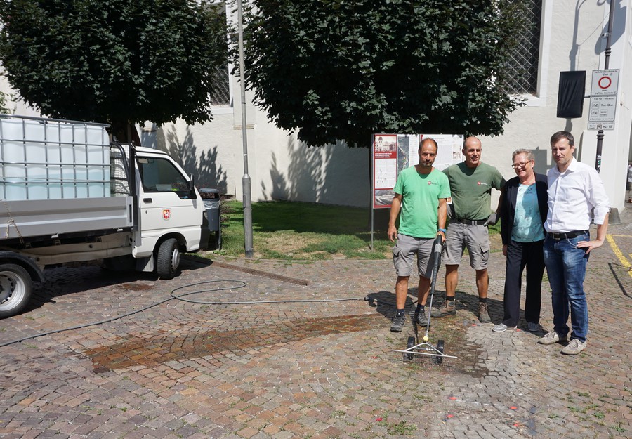 Gemeinde Brixen setzt auf umweltfreundliche Methoden zur Unkrautbekämpfung 