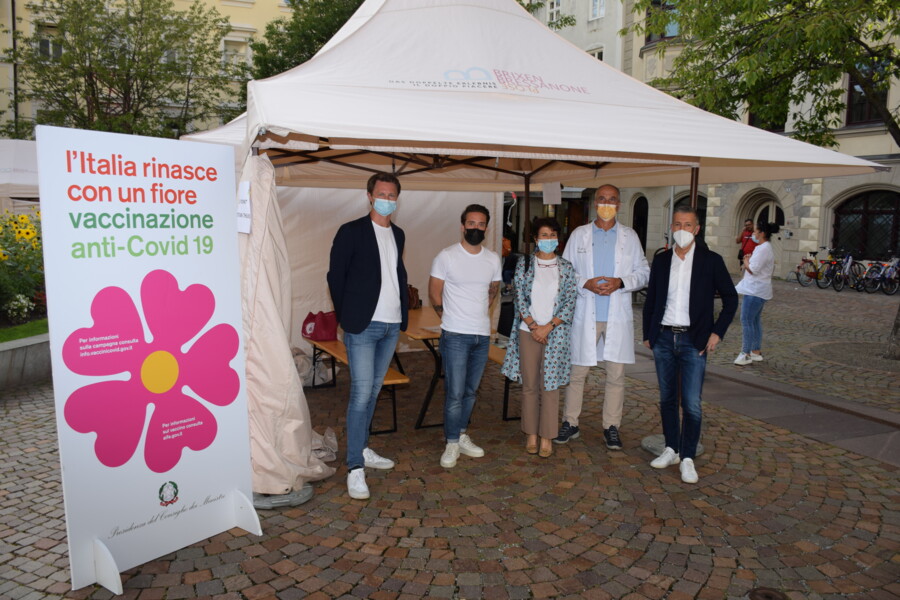 Imponente affluenza alla vaccinazione in piazza Duomo a Bressanone