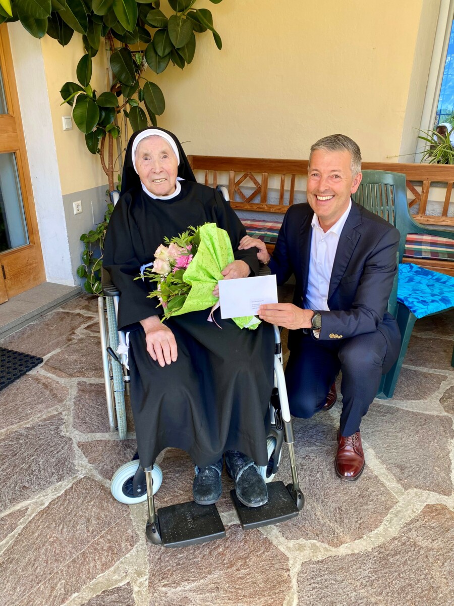 Glückwünsche zum 100. Geburtstag - Bürgermeister gratuliert Sr. Walburga 