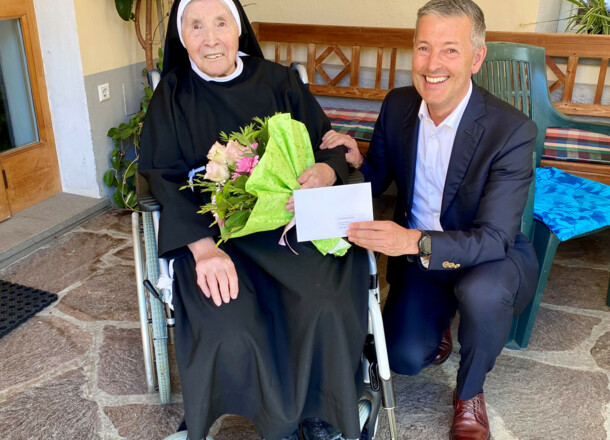 Glückwünsche zum 100. Geburtstag - Bürgermeister gratuliert Sr. Walburga 