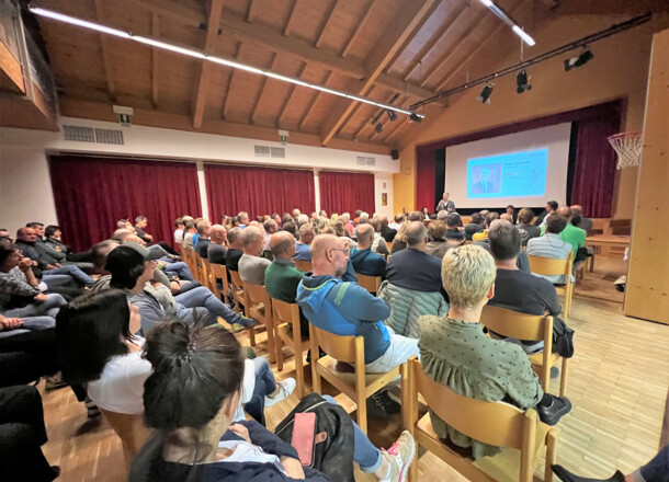 Gemeindevertreter informieren bei Bürgerversammlung in Tils