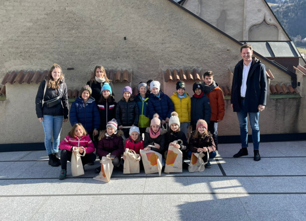 Gli alunni della scuola elementare di Millan in visita al municipio di Bressanone