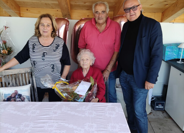 Vizebürgermeister überreicht Blumen zum 101. Geburtstag