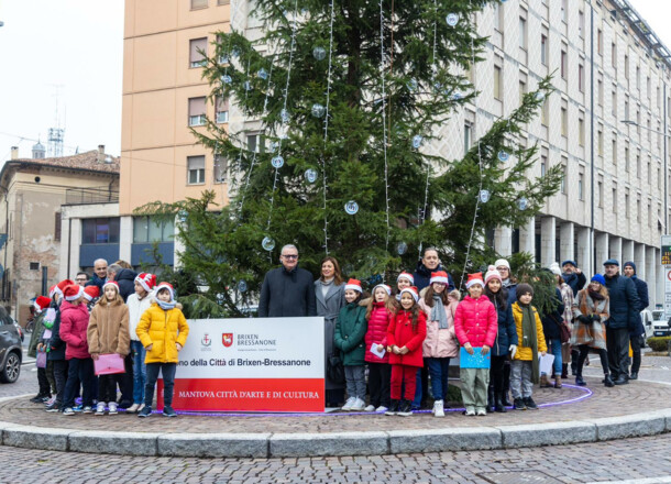 Inaugurato l'albero di Natale a Mantova